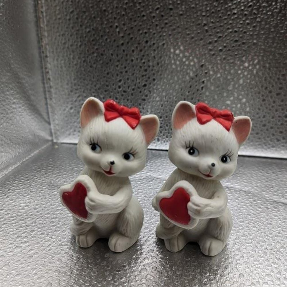 VINTAGE CATS/KITTEN'S WITH HEARTS SALT AND PEPPER SHAKERS VALENTINES